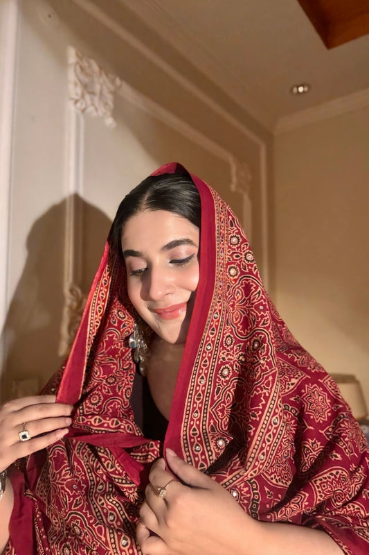 Nigaah Ajrak Chaddar Maroon