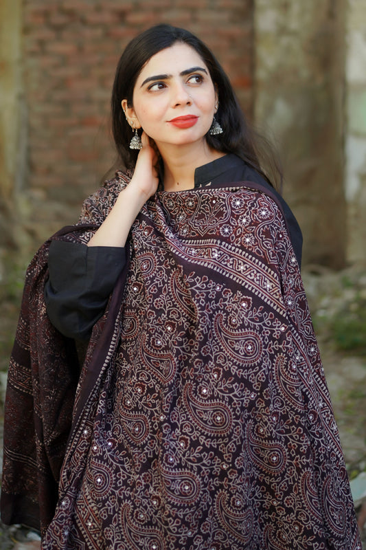 Hoorain Ajrak Chaddar – Black & Reddish