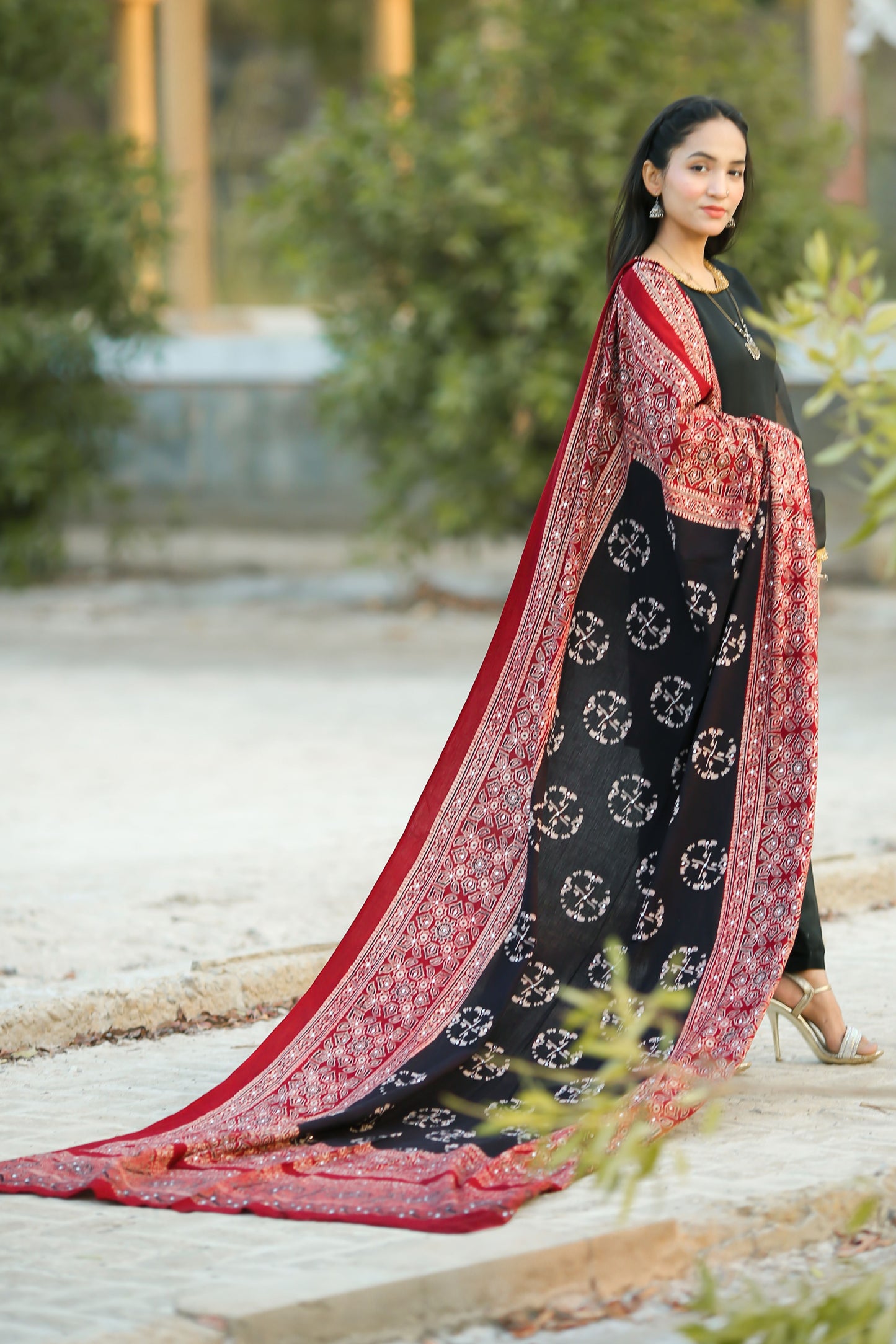 Nargis Ajrak Chaddat 2Tone Black