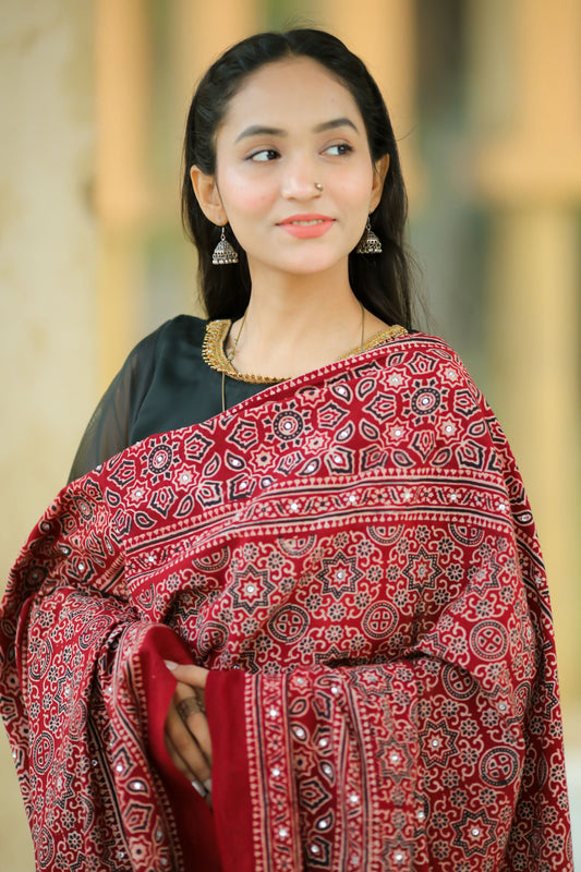 Hoor Ajrak Chaddar Maroon: Grace in Every Detail