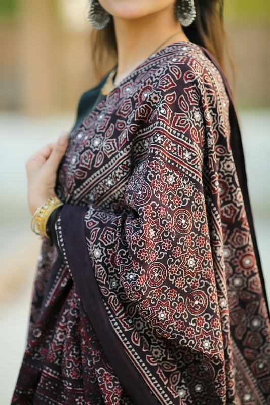Hoor Ajrak Chaddar Black & Reddish