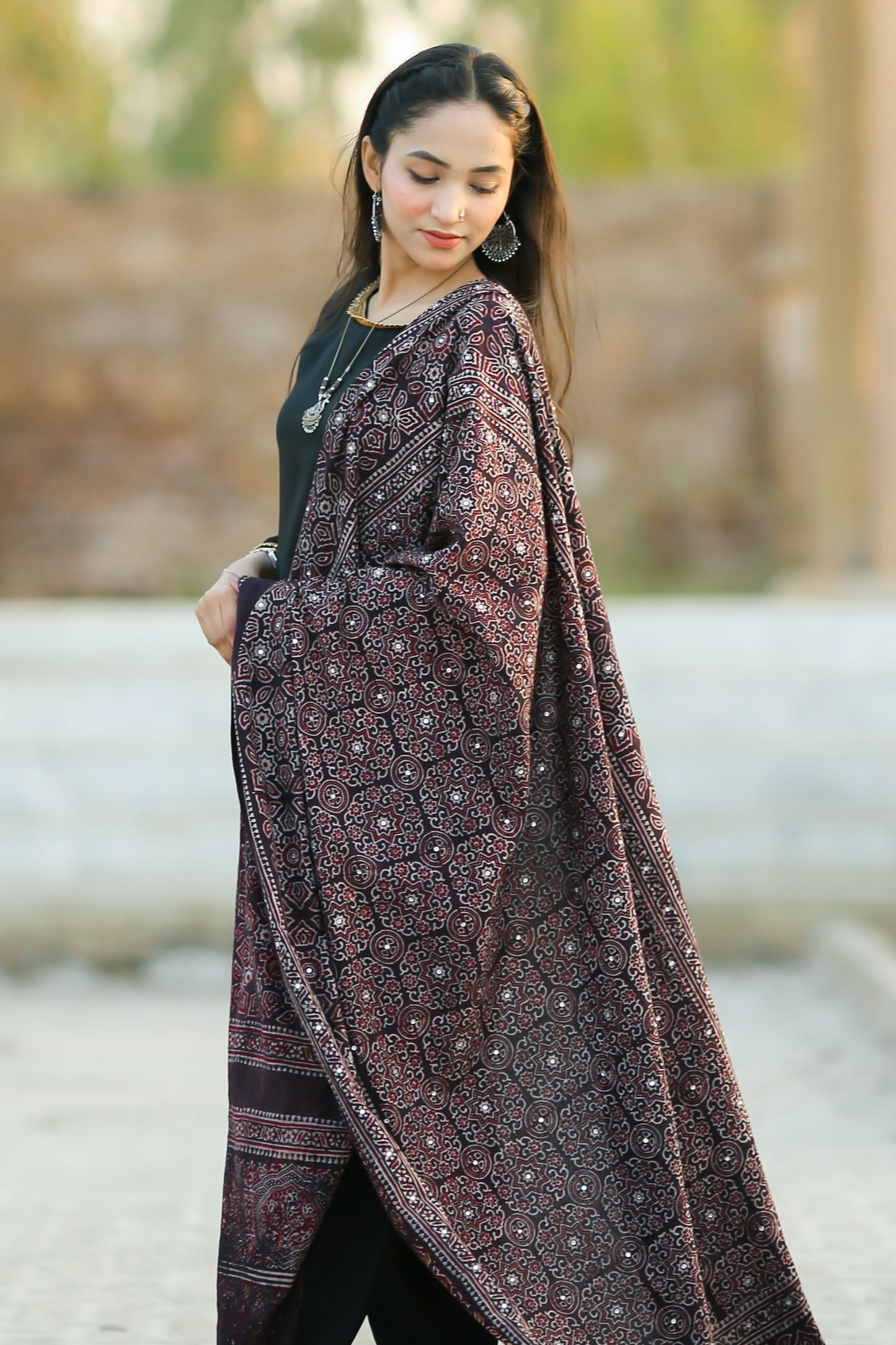 Hoor Ajrak Chaddar Black & Reddish