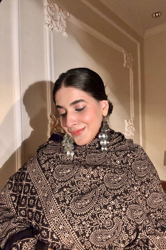 Hoorain Ajrak Chaddar – Classic Black Elegance