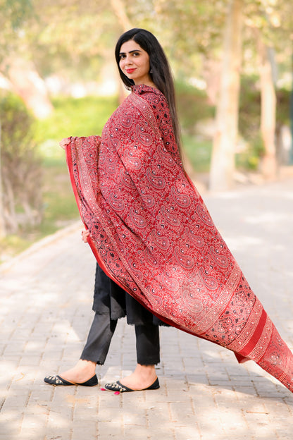 Hoorain Ajrak Chaddar – Maroon Elegance