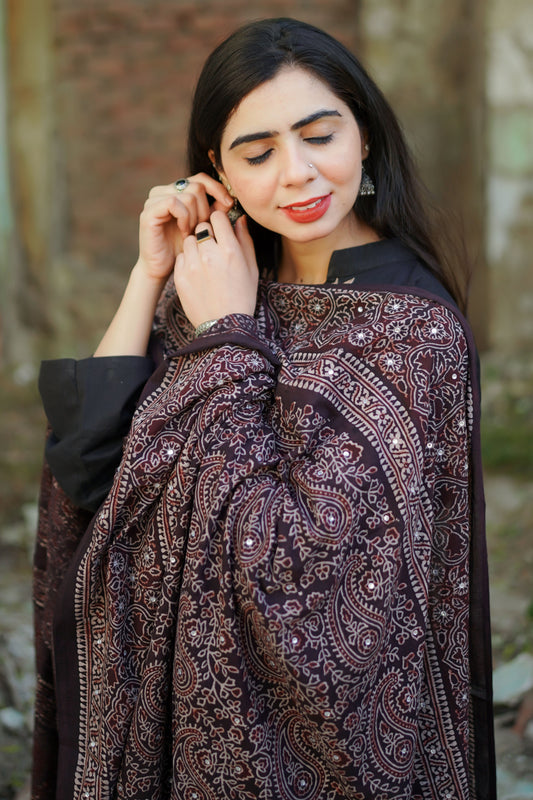 Hoorain Ajrak Chaddar – Black & Reddish