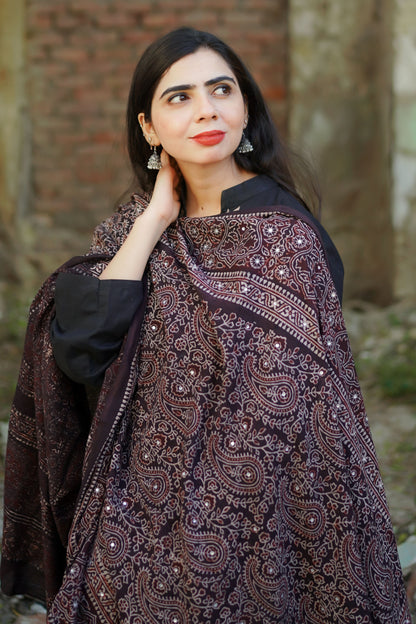 Hoorain Ajrak Chaddar – Black & Reddish