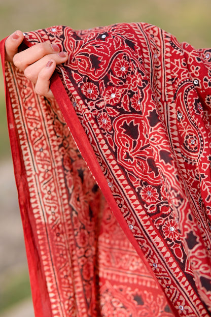 Hoorain Ajrak Chaddar – Maroon Elegance