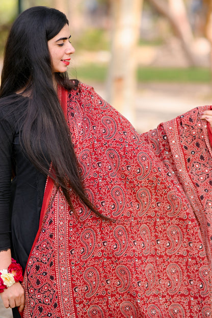 Hoorain Ajrak Chaddar – Maroon Elegance