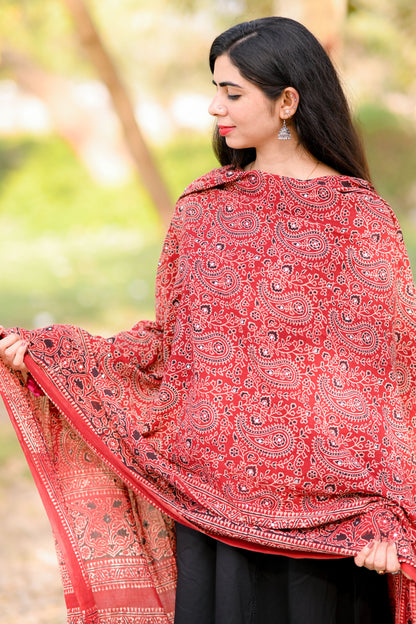 Hoorain Ajrak Chaddar – Maroon Elegance