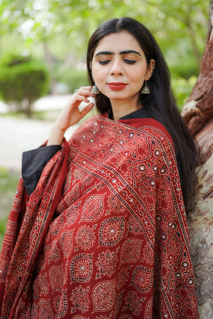 Nigaah Ajrak Chaddar Maroon
