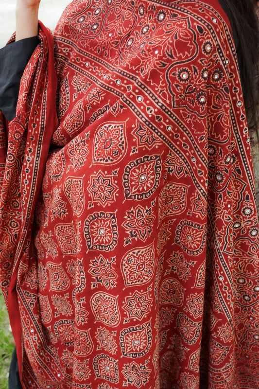 Nigaah Ajrak Chaddar Maroon