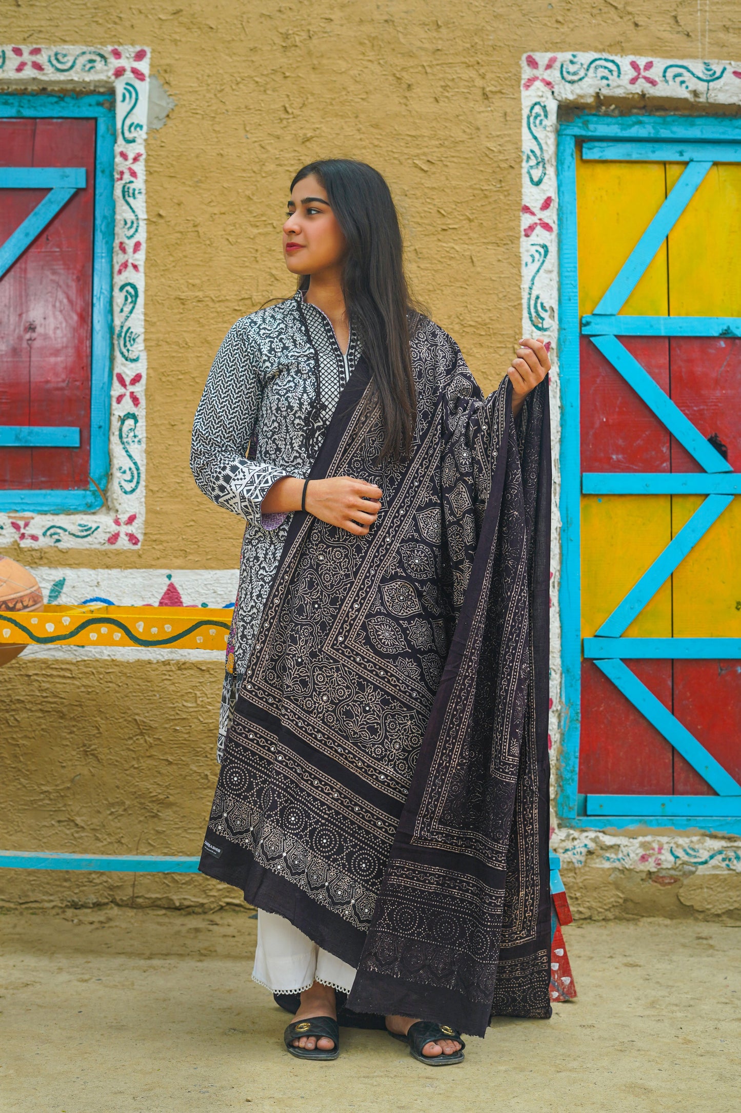 Nigaah Ajrak Chaddar - Black