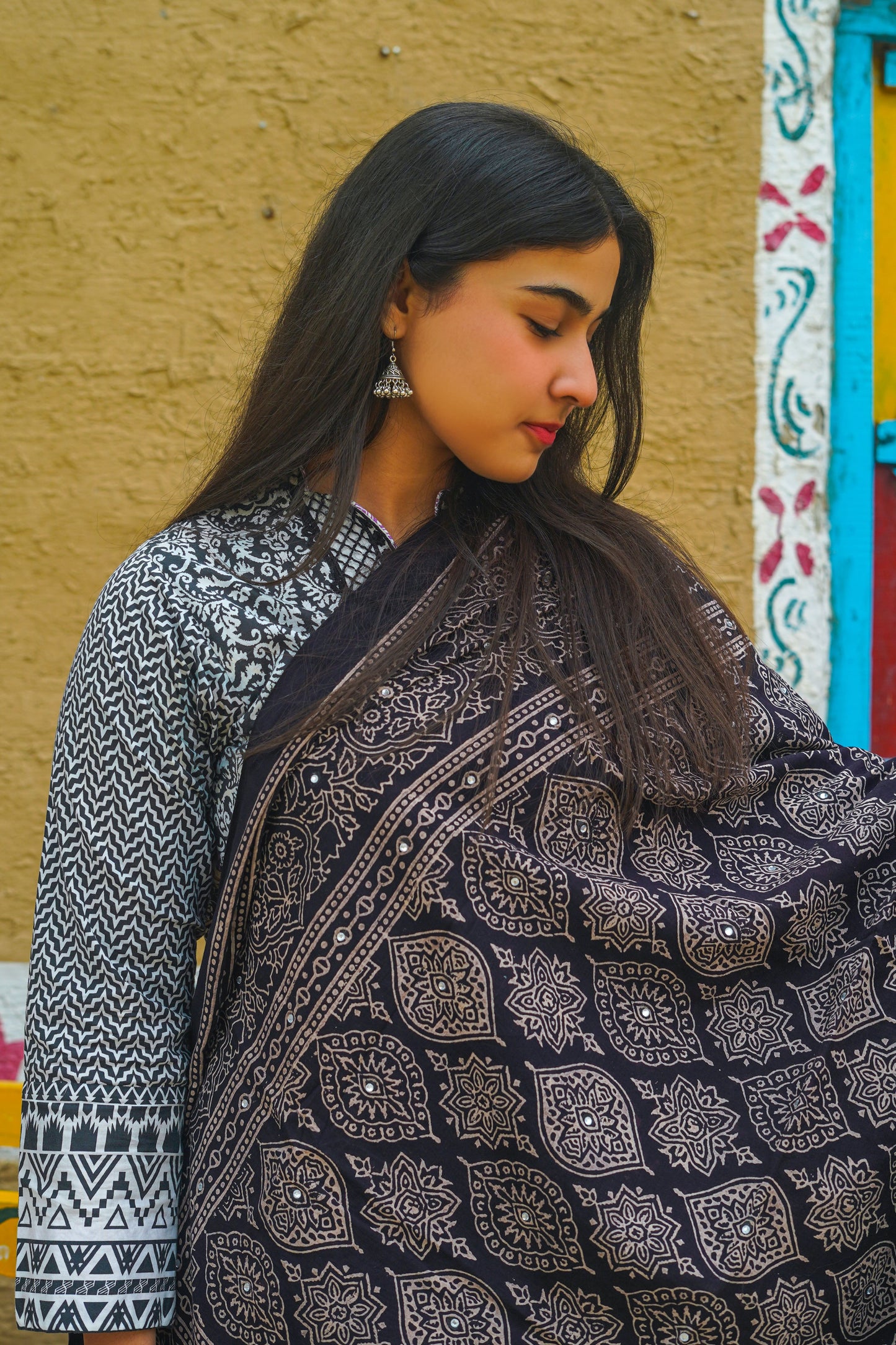 Nigaah Ajrak Chaddar - Black