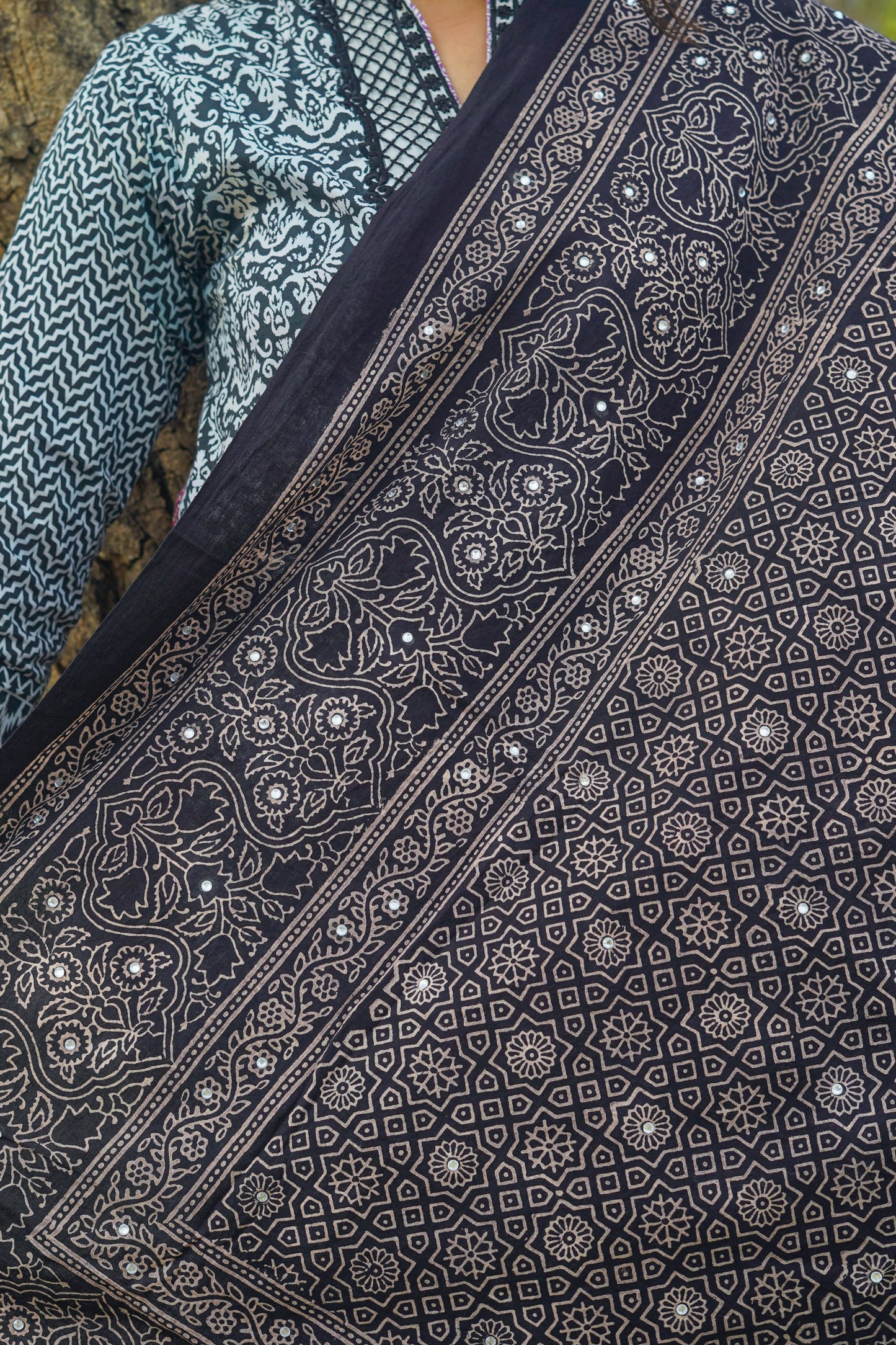 Zari Ajrak Chaddar – Black