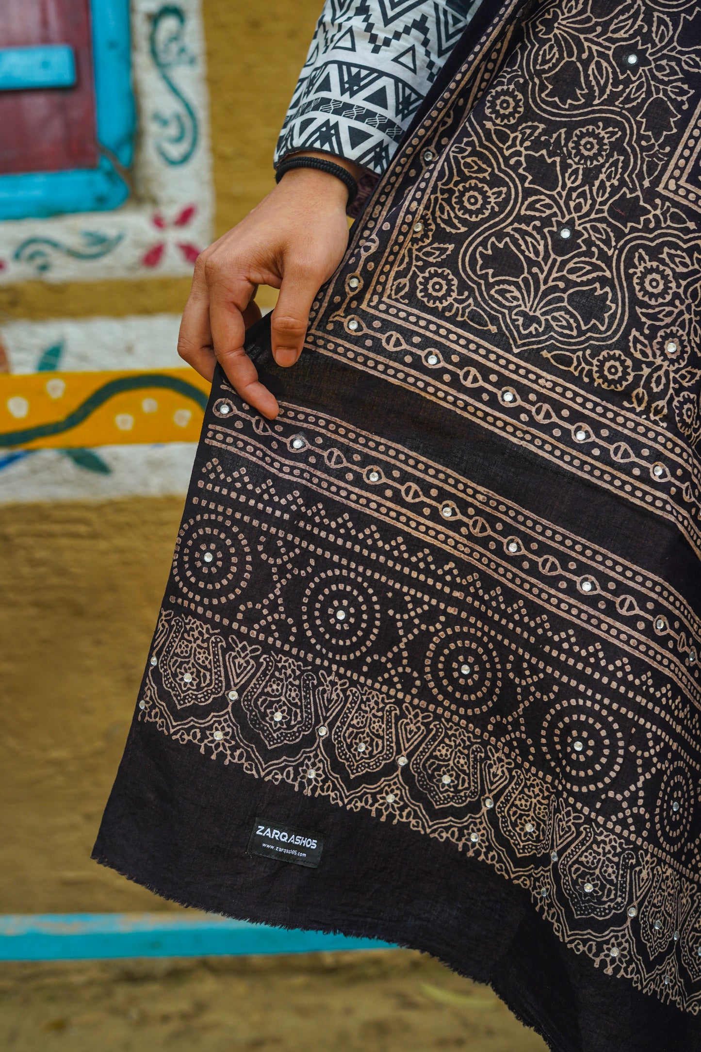 Nigaah Ajrak Chaddar - Black