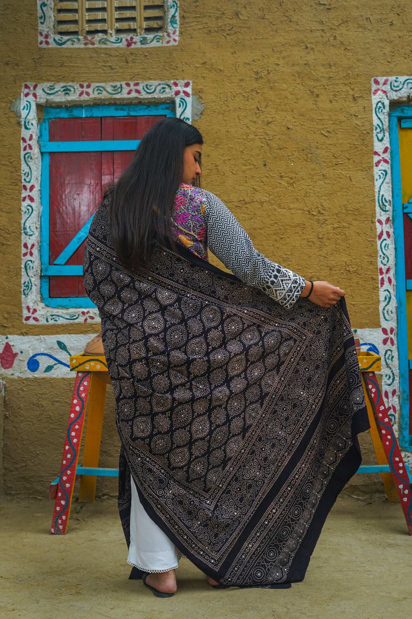 Nigaah Ajrak Chaddar - Black