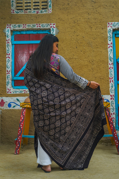 Nigaah Ajrak Chaddar - Black