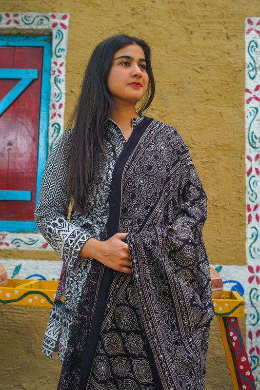 Nigaah Ajrak Chaddar - Black